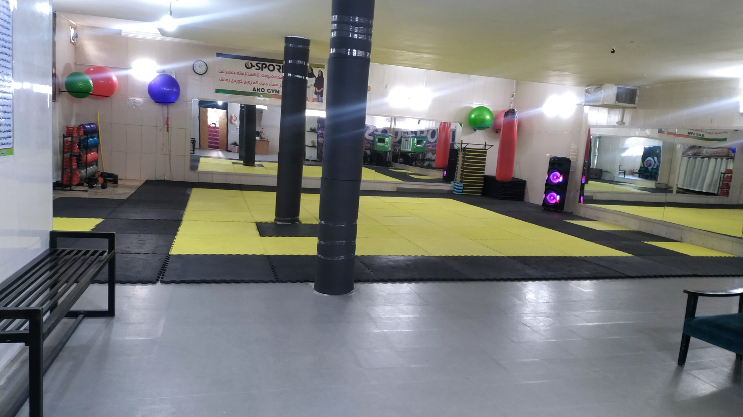 باشگاه بدنسازی آکو