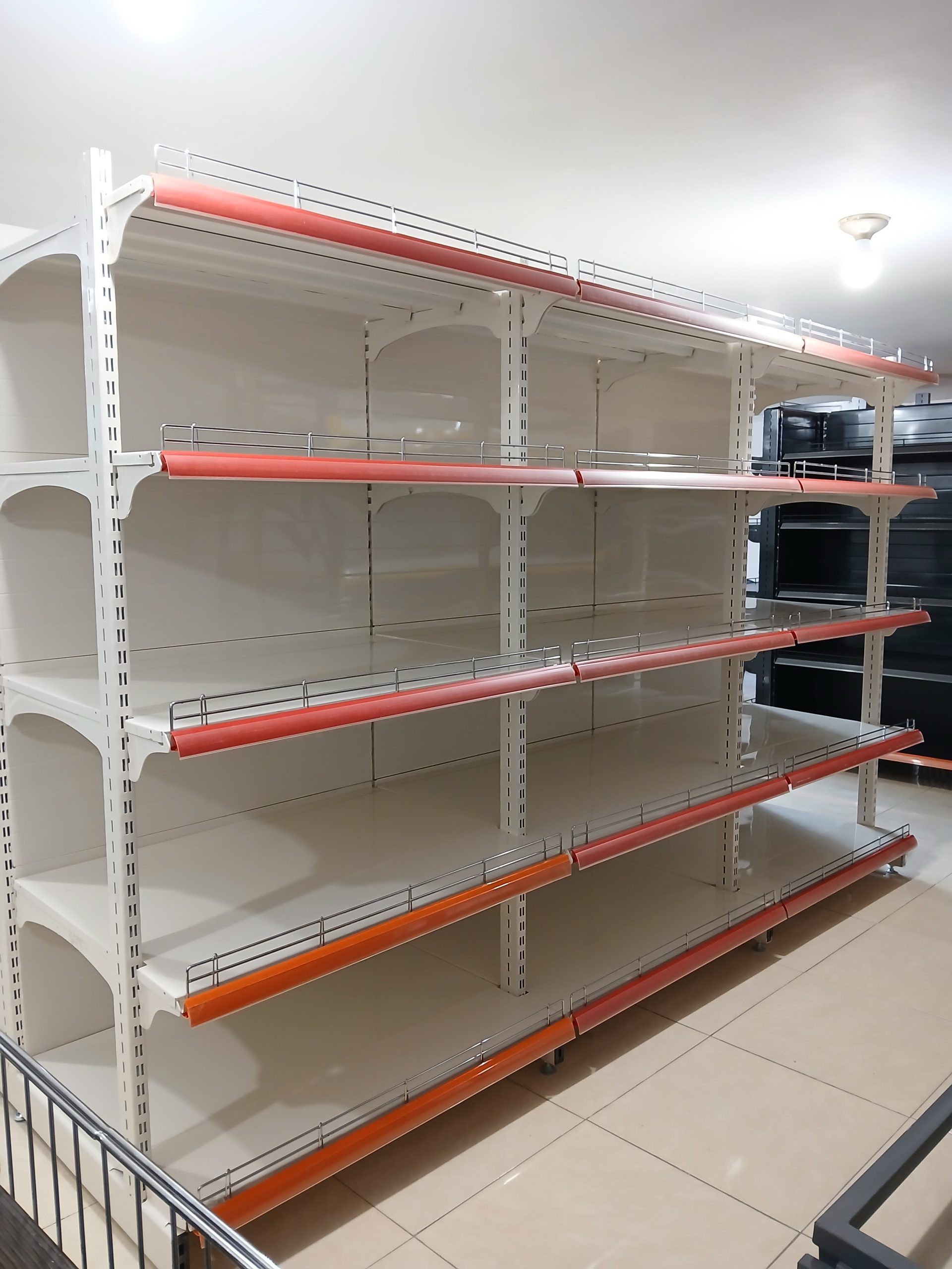 ارائه‌ی حرفه‌ای انواع تجهیزات فروشگاهی