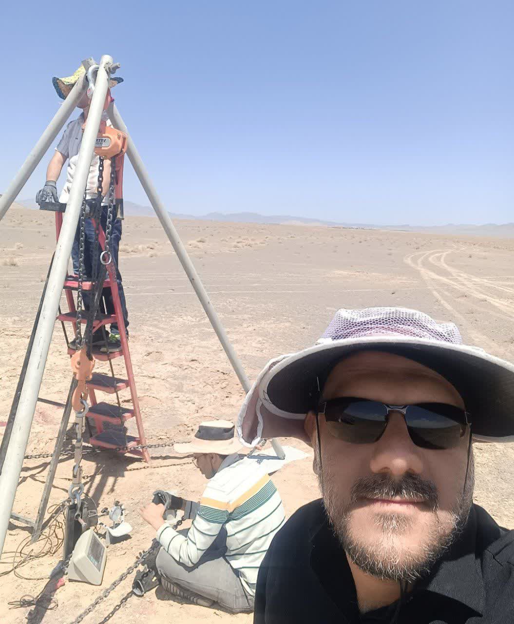 انجام پایه کوبی نیروگاه خورشیدی و انجام آزمایش پول آوت نیروگاه خورشیدی